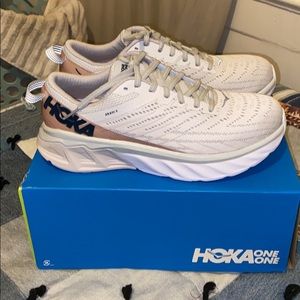 Hoka One One womens Arahi 4 size 8.5